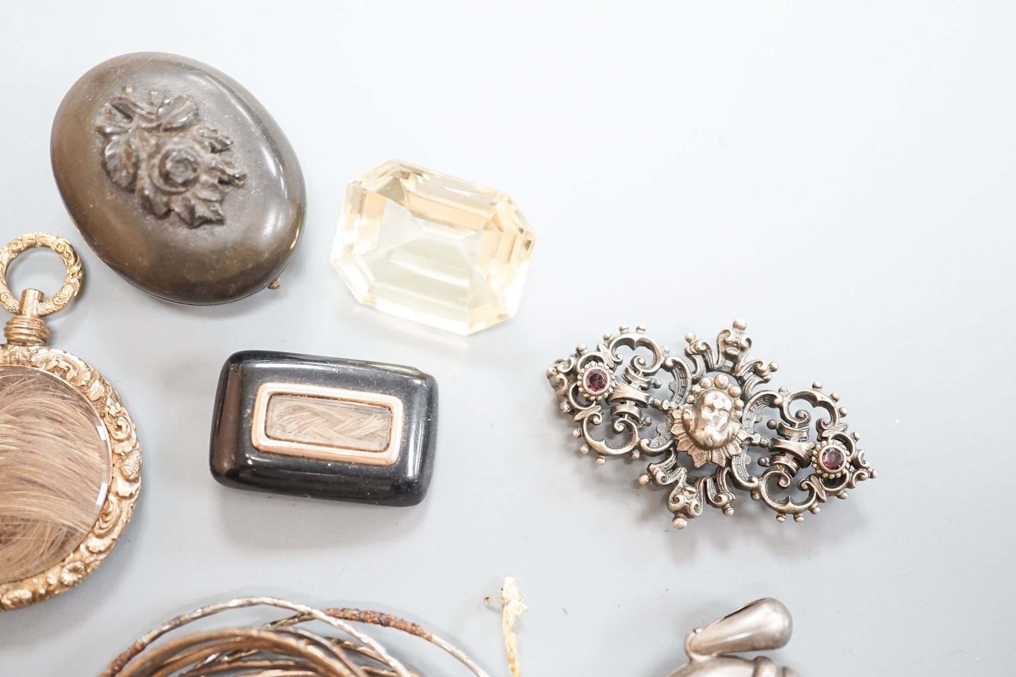 Sundry jewellery, including yellow metal overlaid mourning pendant with plaited hair, George III mourning brooch(a.f.), lockets, bracelet, unmounted cut citrine, etc.